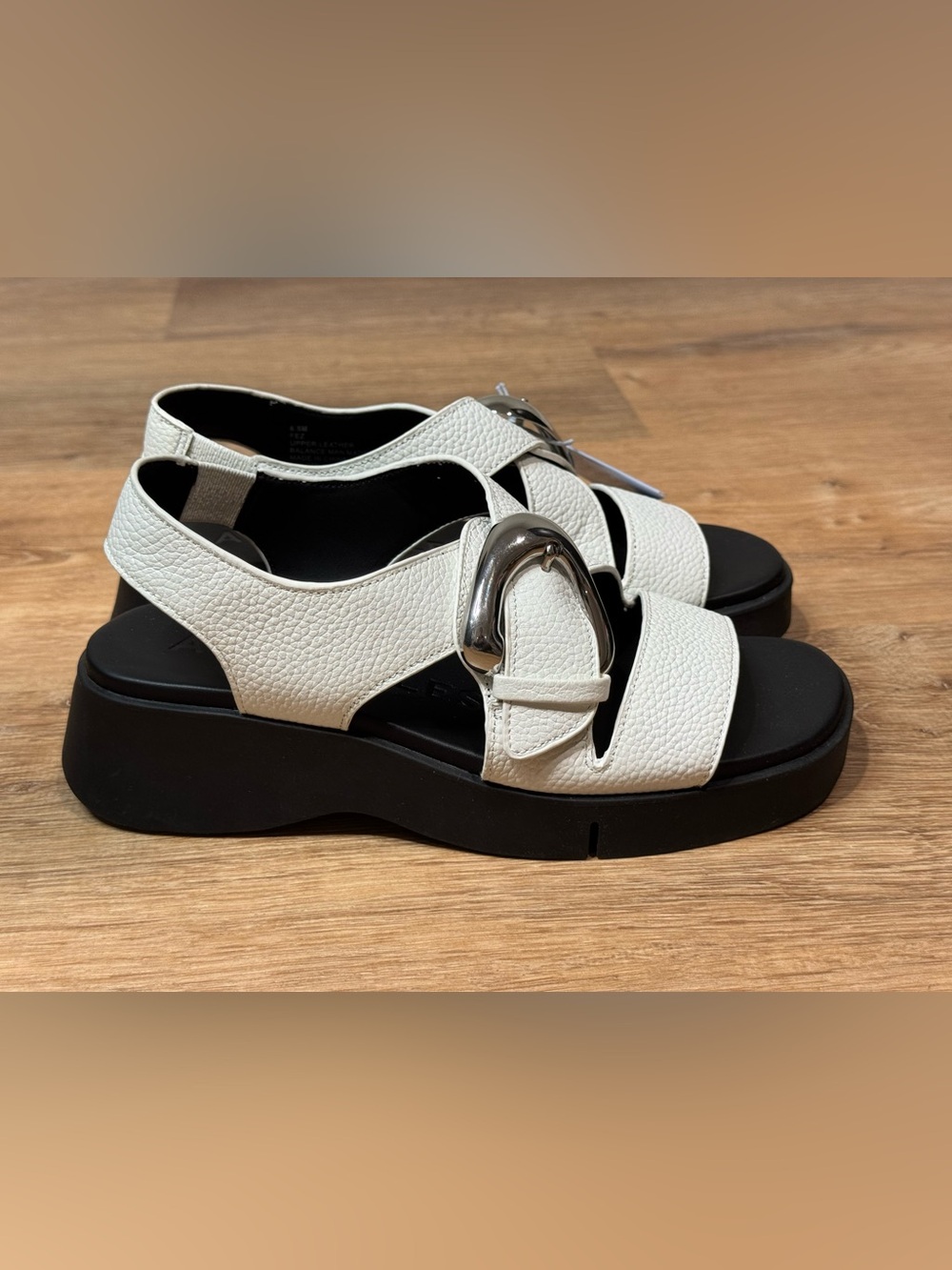 NEW Aerosoles Fez Strappy White Pebbled Leather Buckle Sandals Size 6.5